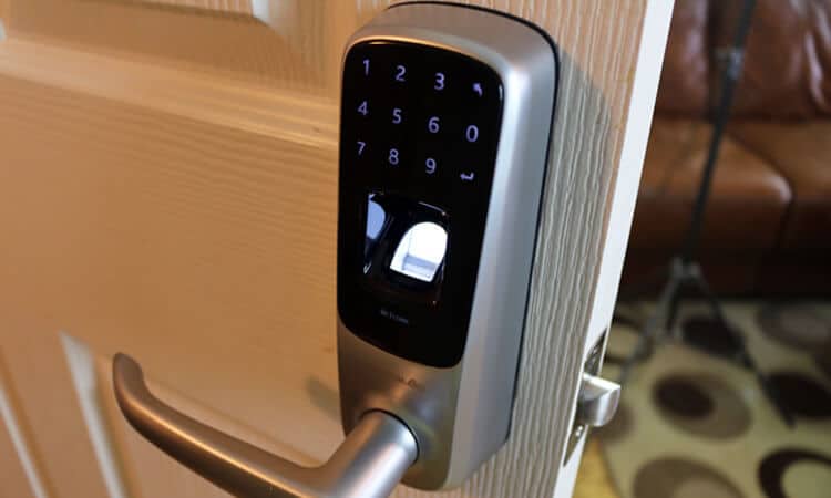 Kunci Pintu Biometrik 1