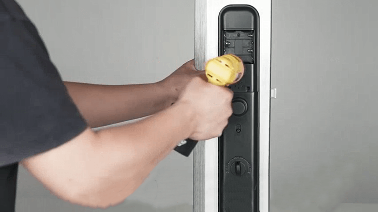 Wie installiere ich ein Fingerabdruck-Türschloss? Schritt-für-Schritt-Anleitung 5