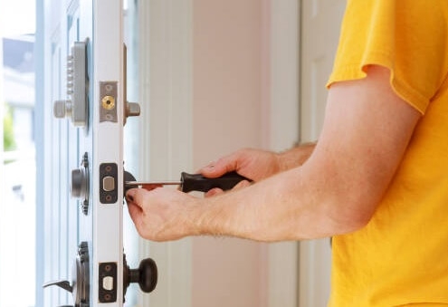 अपार्टमेंट के दरवाजे को कैसे सुरक्षित करें प्रभावी उपकरण और कदम युक्तियाँ