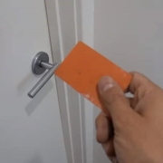كيف تختار قفل الباب ببطاقة الائتمان؟ دليل الفيديو 1