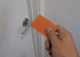 How to Pick A Door Lock With A Credit Card? Video Guide 1