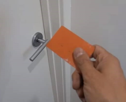 كيف تختار قفل الباب ببطاقة الائتمان؟ دليل الفيديو 2