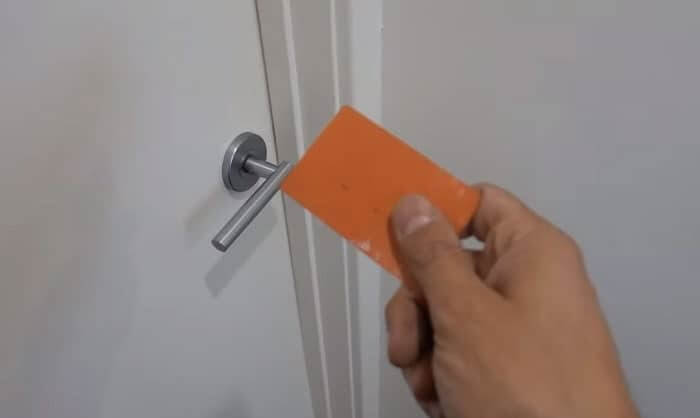 Wie knackt man ein Türschloss mit einer Kreditkarte? Videoanleitung 11