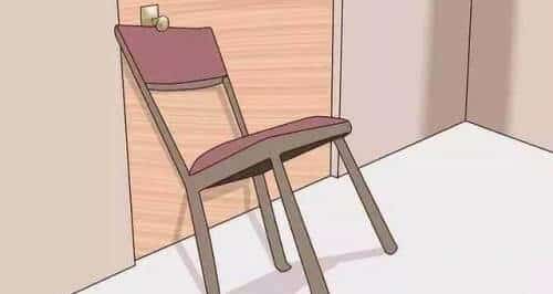 Une table de chevet ou une chaise de bureau