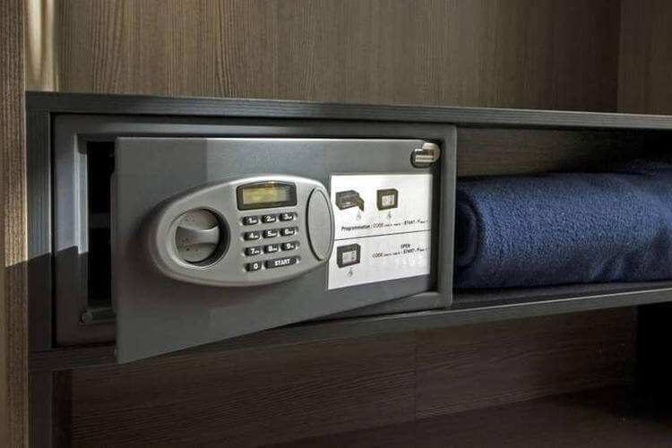 ホテルのセーフボックスアクセス制御