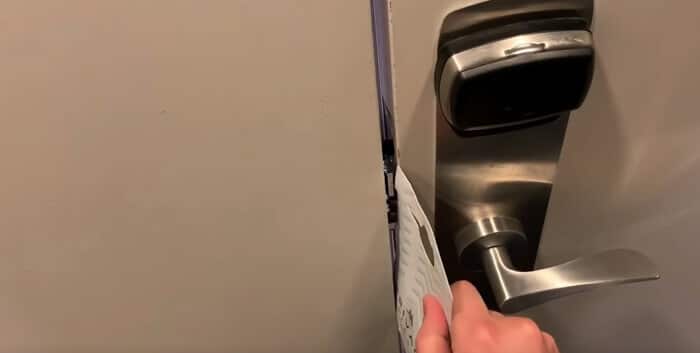 Cómo abrir la puerta del hotel sin tarjeta llave-clip