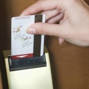 Jak ponownie magnesować kartę klucza hotelowego Przewodnik krok po kroku