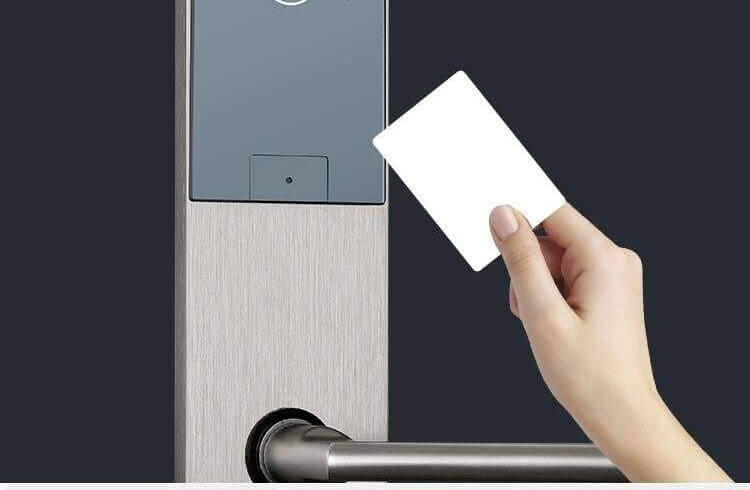 एक कुंजी कार्ड के साथ होटल के कमरे के दरवाजे खोलें