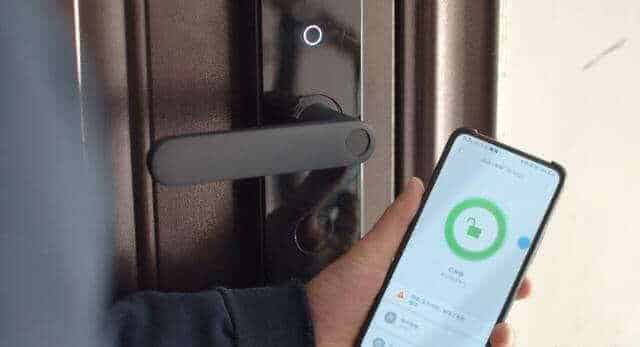 Use a mobile hotel lock system