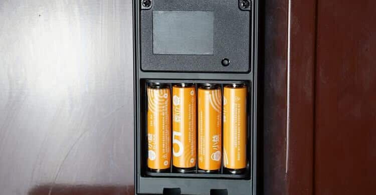 कीलेस डोर लॉक में बैटरी बदलते समय किन बातों का ध्यान रखना चाहिए