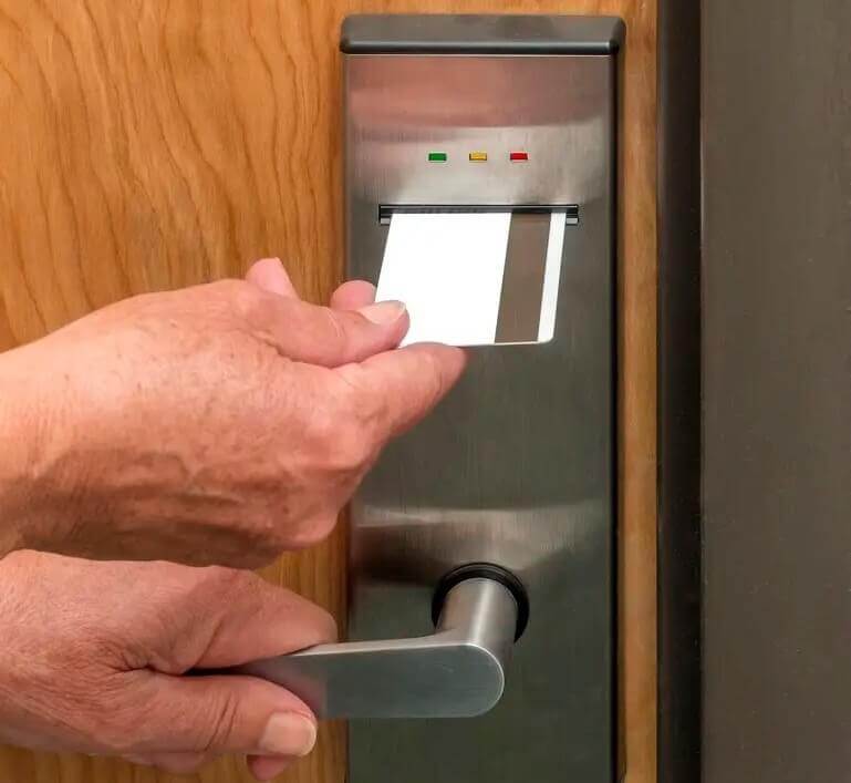 호텔 키 카드를 다시 자화하려면 어떤 도구가 필요합니까?