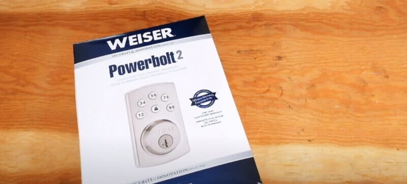 Weiser Powerbolt 2 볼트가 확장 위치에 잠겨 있습니다.