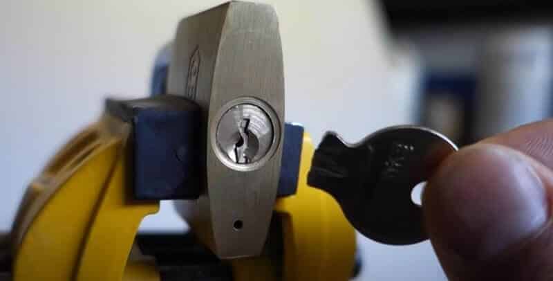 Cómo quitar una llave rota de una cerradura en 3 sencillos pasos