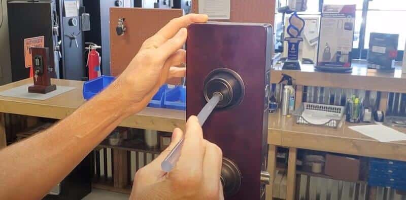 スティックのりを使ってロックから壊れたキーを削除する方法