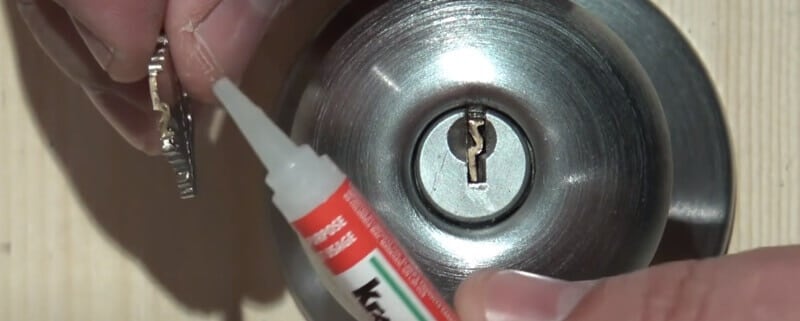 Sådan fjerner du en ødelagt nøgle fra en lås i 3 enkle trin? 4