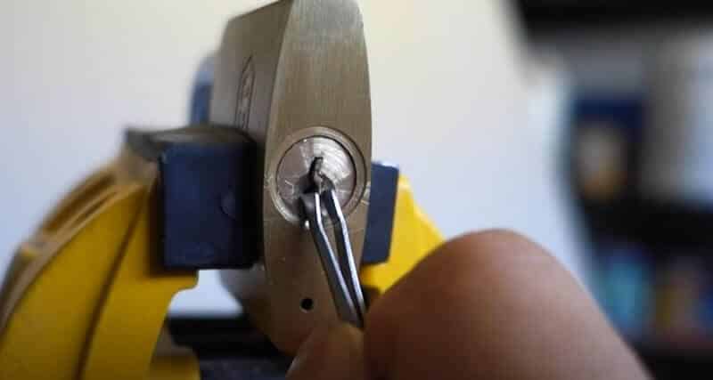 Πώς να αφαιρέσετε ένα σπασμένο κλειδί από μια κλειδαριά με 3 απλά βήματα; 2