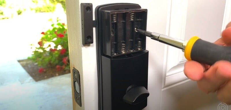 Penggantian baterai kunci pintu pintar Oaks (2)