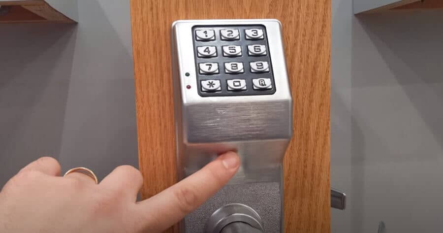 قفل ثلاثية لا يفتح.