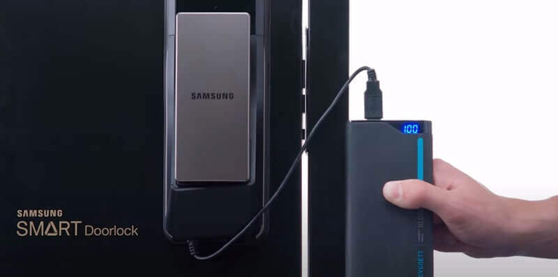 Use la batería de emergencia para abrir una cerradura de puerta Samsung con una batería descargada