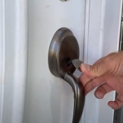 Drzwi wejściowe do domu nie otwierają się od wewnątrz ani od zewnątrz, co robić