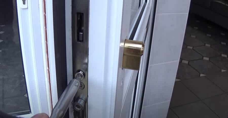 كيف تفتح قفل باب متعدد النقاط مكسورًا