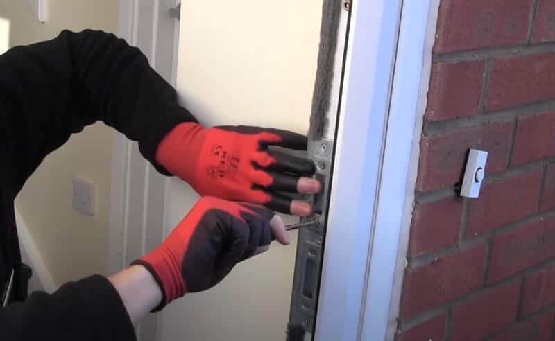 Cómo ajustar una cerradura de puerta multipunto