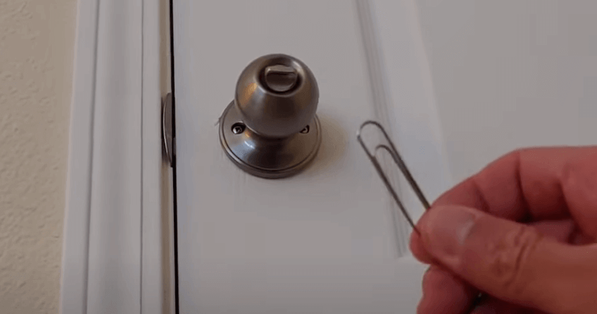 كيفية فتح قفل بمشبك