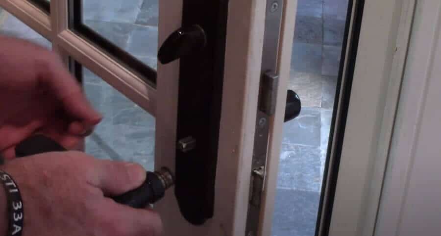 كيفية إزالة قفل الباب متعدد النقاط
