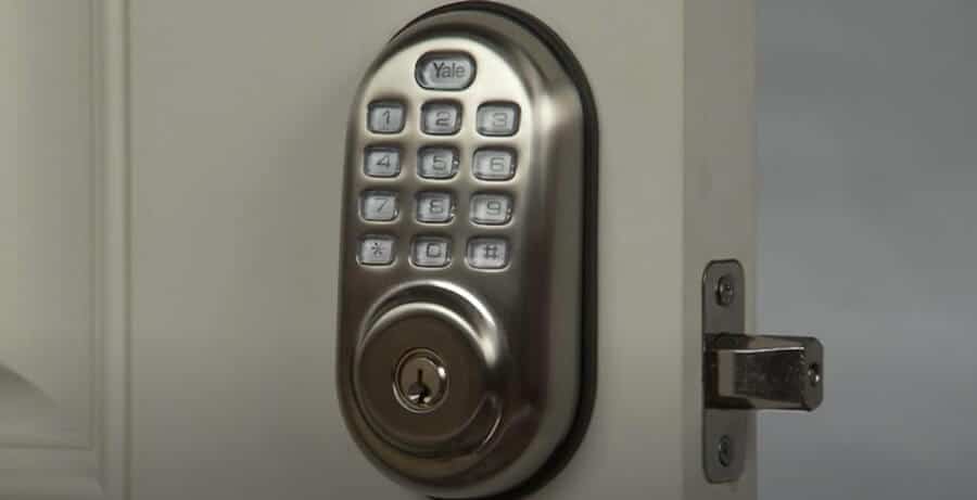 Πώς να επαναφέρετε τον κωδικό κλειδαριάς πόρτας του Yale χωρίς τον κύριο κωδικό; 2