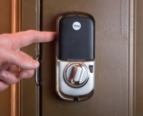 كيفية إعادة تعيين رمز قفل الباب ييل بدون رمز رئيسي