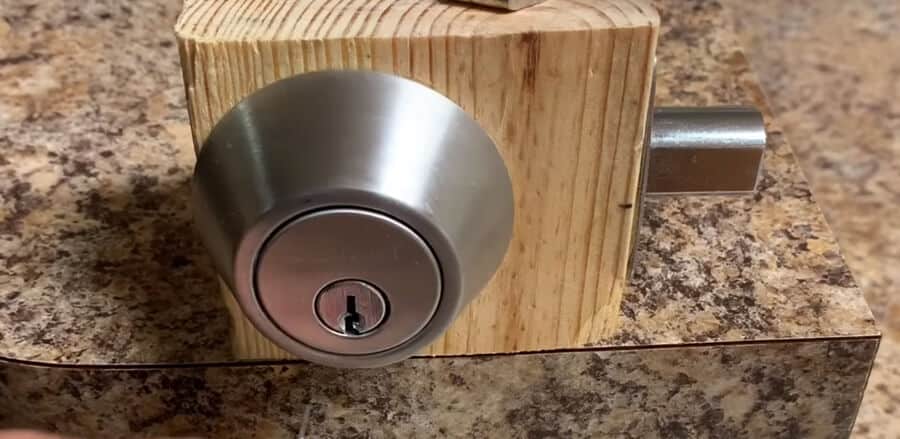 قفل ديدبولت ذو اسطوانة واحدة
