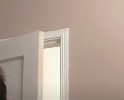 Anleitung zum Reparieren einer Tür, die aufgrund von Feuchtigkeit klemmt