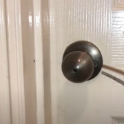 穴の開いたドアのロックを解除する方法は? 4 簡単で信頼できる方法 2