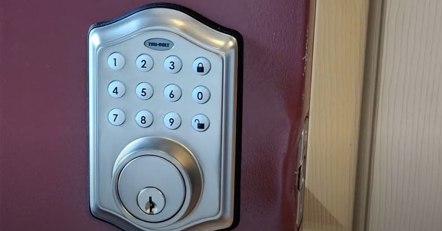 Zámek dveří s klávesnicí zapomněl kód