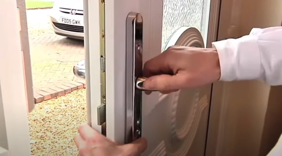 La serrure de la porte en PVC ne tourne pas.