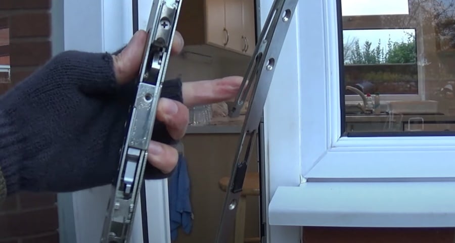 La serrure de porte en PVC ne se rétracte pas complètement