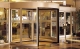 Zkoumání, proč jsou potřeba otočné dveře v komerčních budovách 8