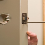 Consejos esenciales sobre cómo abrir una puerta atascada: una guía experta
