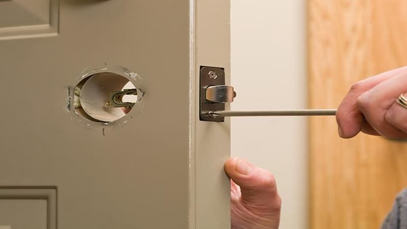 Consejos esenciales sobre cómo abrir una puerta atascada: una guía experta