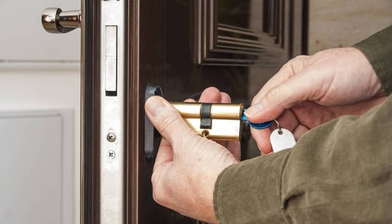 How much does it cost to become a locksmith UK