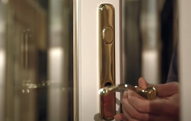 مقبض قفل الباب Andersen عالق في الوضع العلوي ومغلق تمامًا.