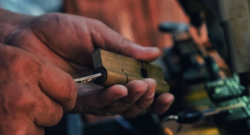 What needs to consider When choosing a locksmith training course