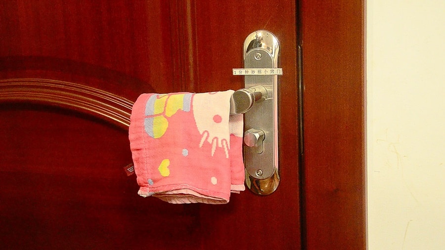 Hvordan sikrer man hotelværelsesdør med håndklæde? Detaljeringsvejledning 5