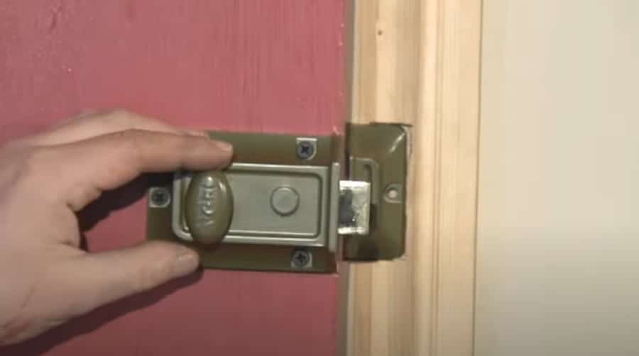 How to Open A Night Latch Lock From the Outside? 5 Steps 2
