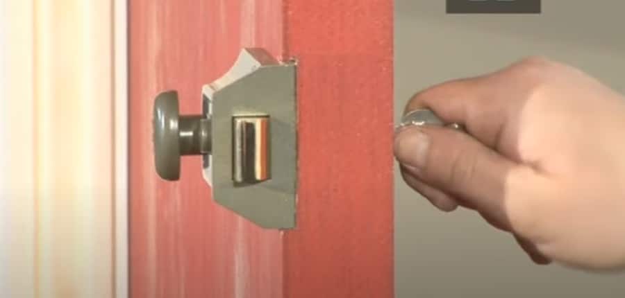 How to Open A Night Latch Lock From the Outside? 5 Steps 3