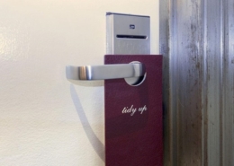 ホテルのドアは自動的にロックされますか? ホテルのドアセキュリティについて理解する 1
