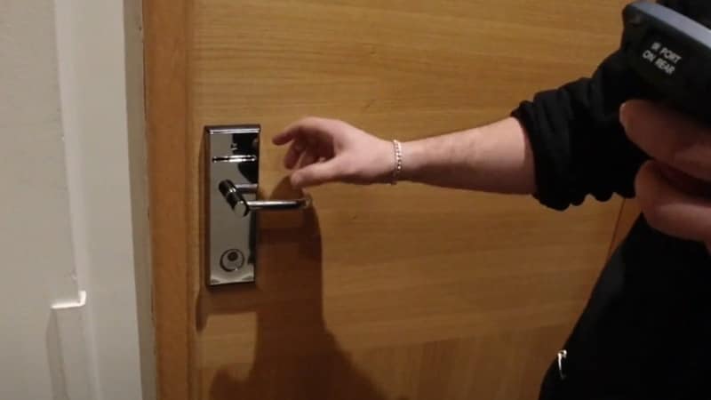 ¿Cómo ocurre el hackeo de la cerradura de la puerta del hotel y cómo evitarlo? 1