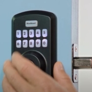 Za kolik nainstalovat zámek vstupních dveří bez klíče? 5