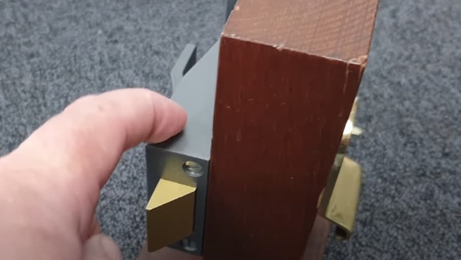 How to Open A Night Latch Lock From the Outside? 5 Steps 4