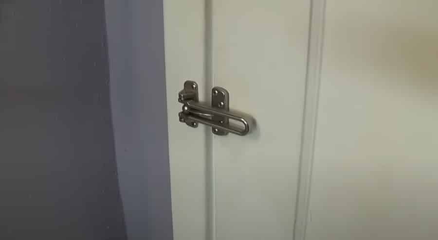 ホテルのドアのラッチを開ける方法と回避方法? 4